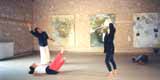 danse dans la grande salle de travail