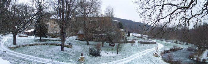 le hameau de la brousse sous la neige